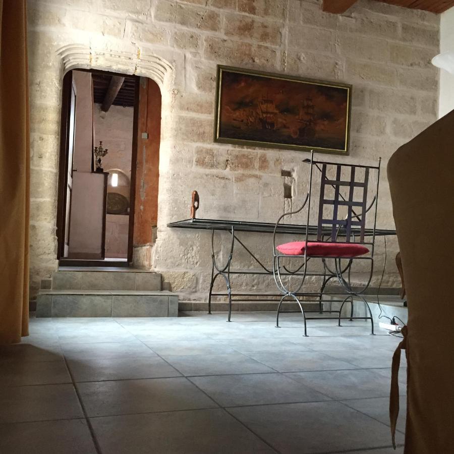 La Maison Sur La Place Aigues-Mortes Esterno foto